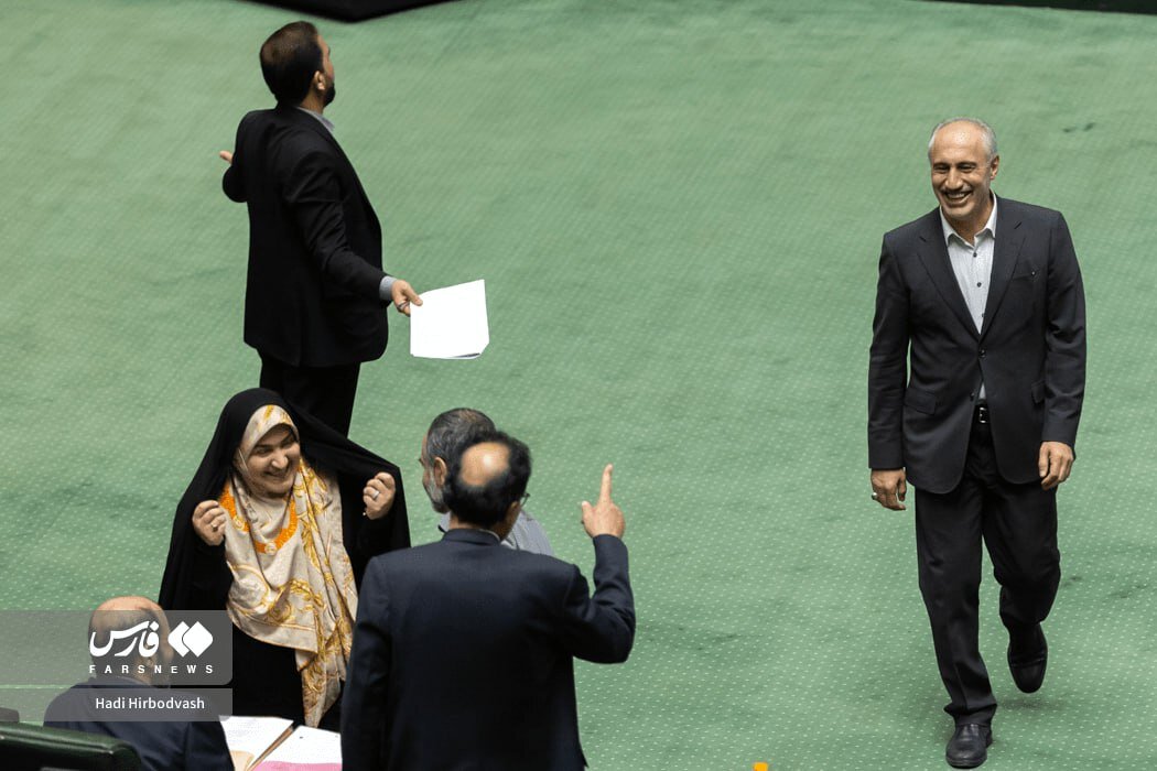 از گعده نمایندگان با محوریت عضو جبهه پایداری تا نمایش موافقت و مخالفت با نمایش اعداد دو و چهار /تصاویر دیدنی از حاشیه‌های جلسۀ بررسی لایحه بودجه