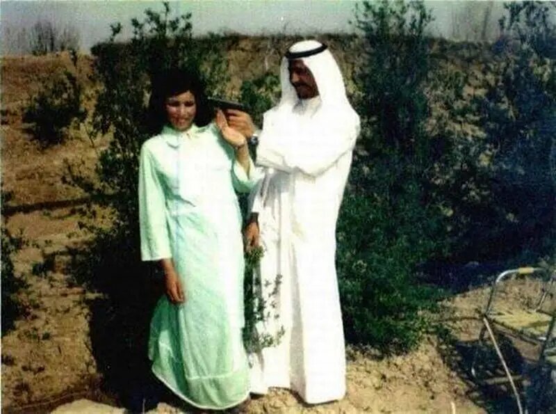 صدام حسین در حال شوخی با نامزدش ساجده، دهه ۱۹۶۰