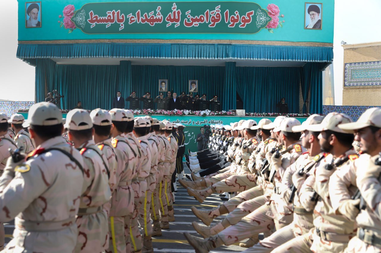 تصاویری خاص از پزشکیان در میان افسران پلیس + عکس