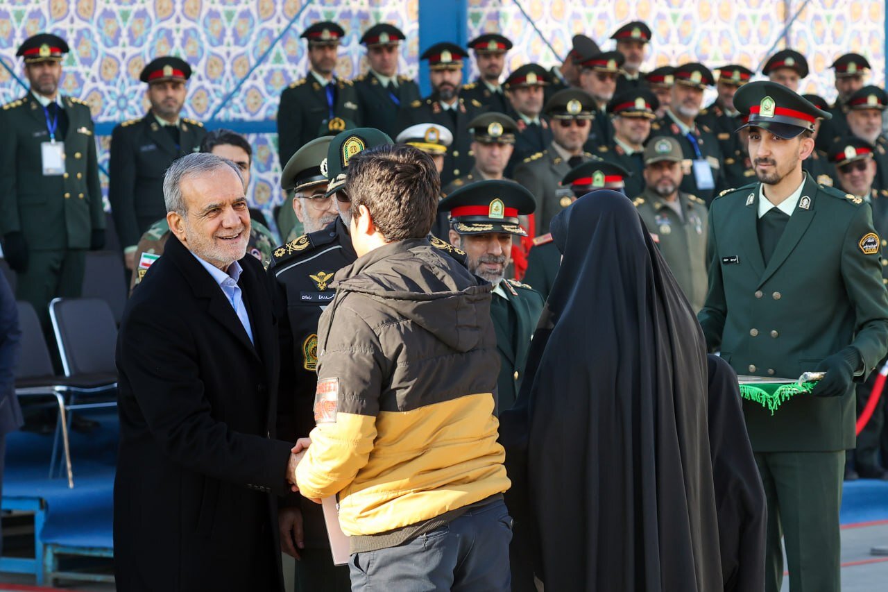 تصاویری خاص از پزشکیان در میان افسران پلیس + عکس