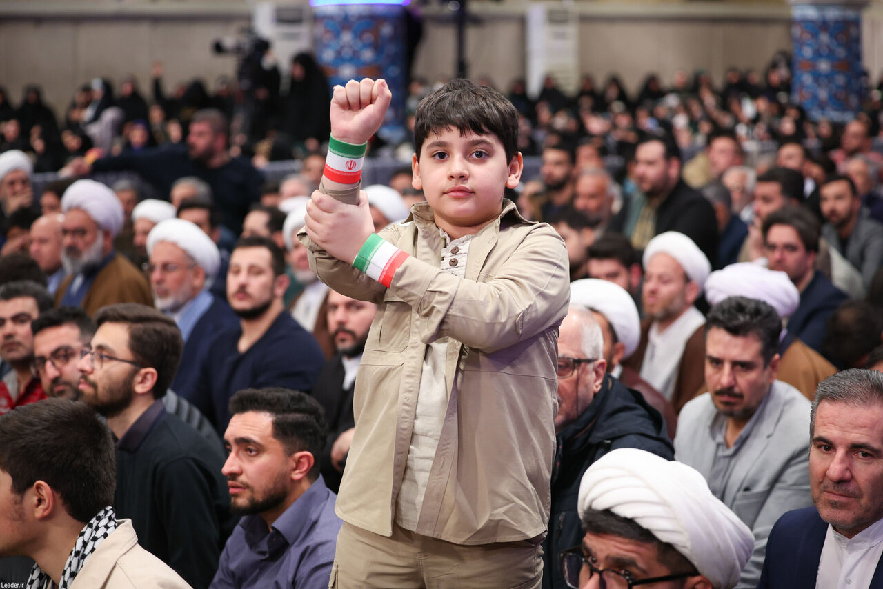 دست نویسی کودکان در دیدار امروز رهبری/ طرفداران تیم تراکتور هم آمدند + تصاویر