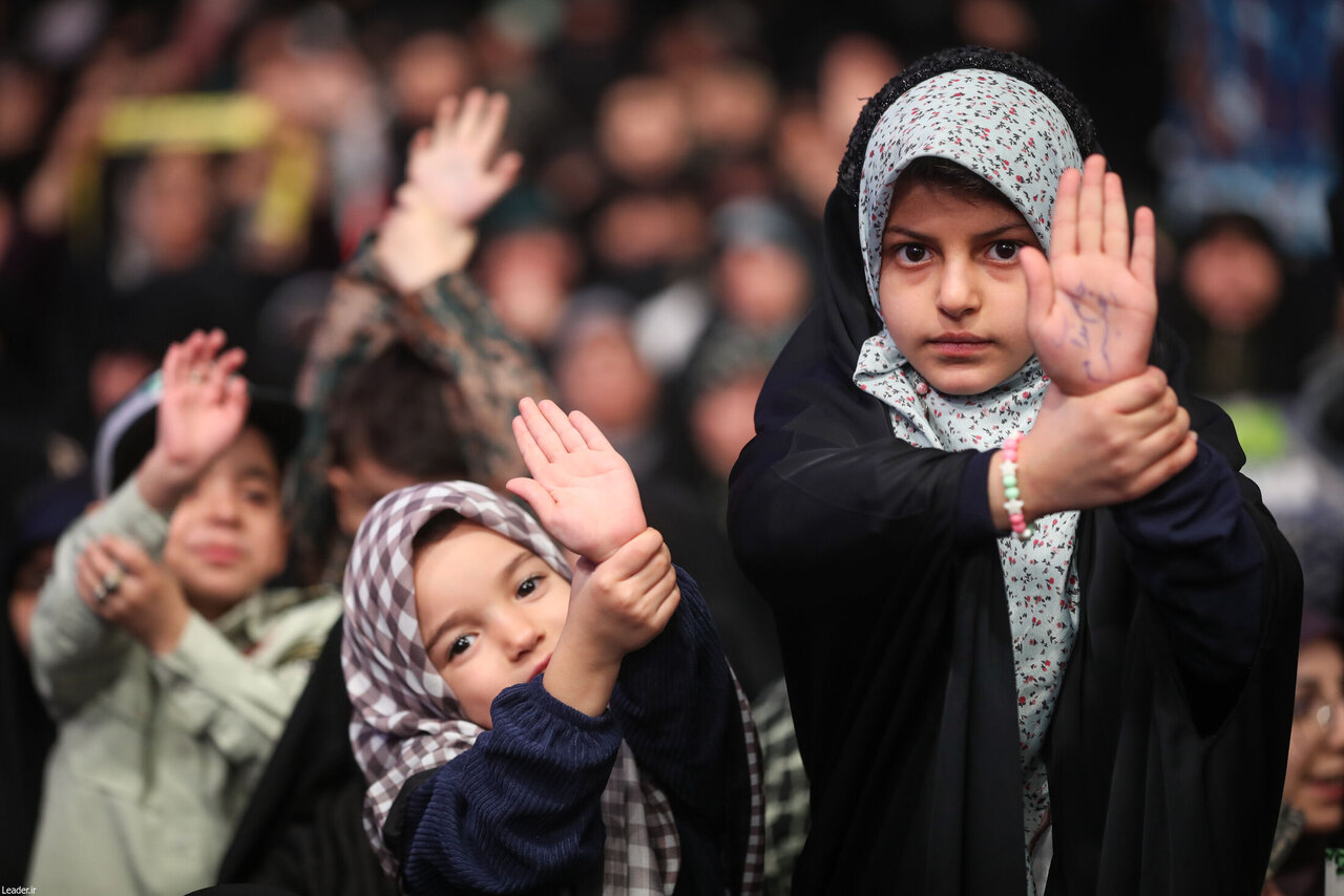 دست نویسی کودکان در دیدار امروز رهبری/ طرفداران تیم تراکتور هم آمدند + تصاویر