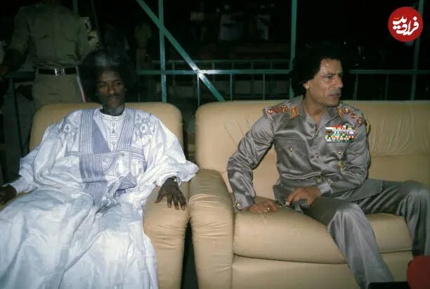 عکس/ «معمر قذافی» در مراسم بزرگداشت بیستوپنجمین سالگرد انقلاب در لیبی؛ سال ۱۳۶۴