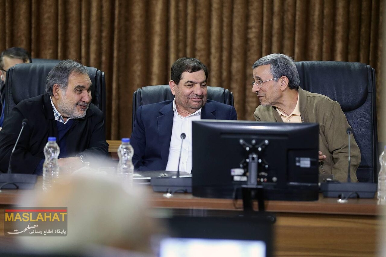 نگاه جالب محمد مخبر به ظاهر جدید احمدی نژاد/ هم‌نشینی مجید انصاری و شمخانی/ سعید جلیلی هم بود+ تصاویر