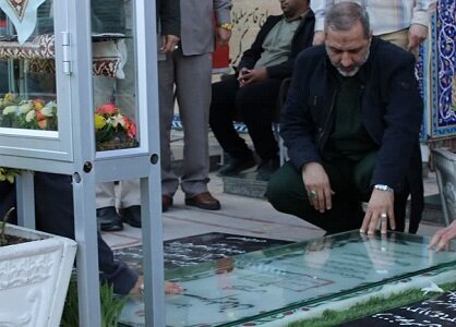 ادای احترام فرمانده نیروی هوافضای سپاه پاسداران به سردار سلیمانی+ عکس