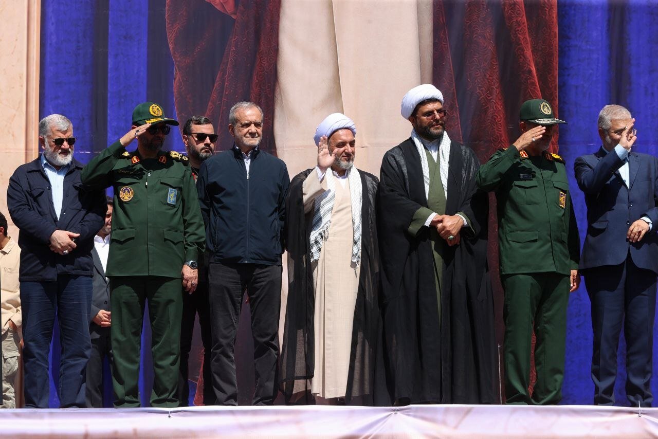 پزشکیان در رزمایش جانفدایان ایران/ تصویر لبخند رئیسجمهور در میان دو فرمانده سپاهی