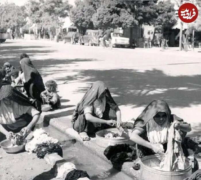 زنان تهرانی در حال شستن لباس در جوی آب کنار خیابان در دهه ۵۰