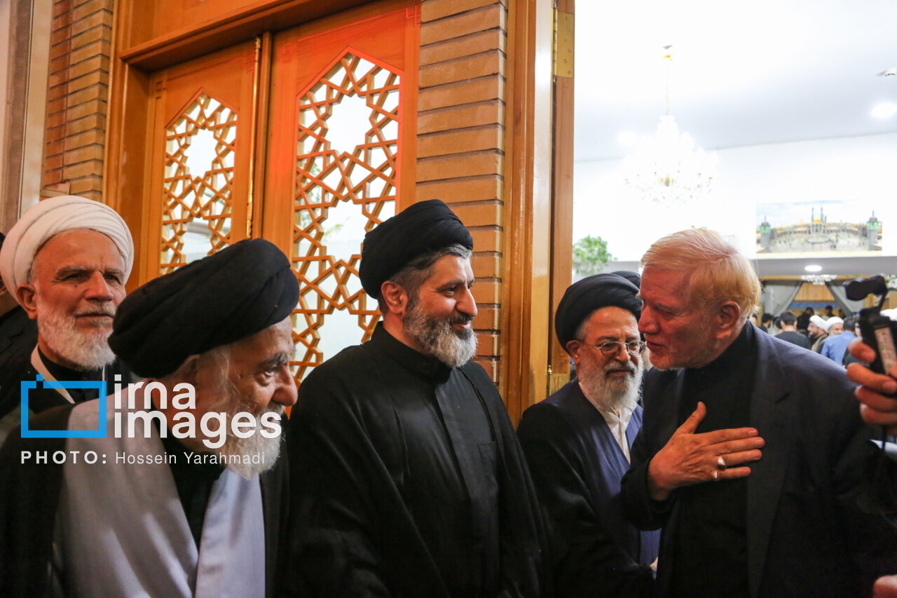 حضور فرزند رهبر شهید انقلاب در یک مراسم ختم/ نماینده آیت الله سیستانی هم بود+ تصاویر