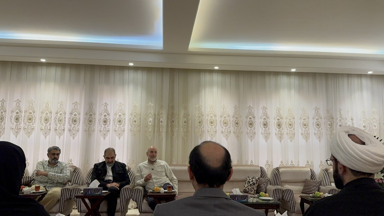تصاویر حضور قالیباف در منزل شهید لاریجانی/ گفت‌وگوی رئیس مجلس با فریده مطهری و دختر علی لاریجانی/ محمدرضا لاریجانی هم بود