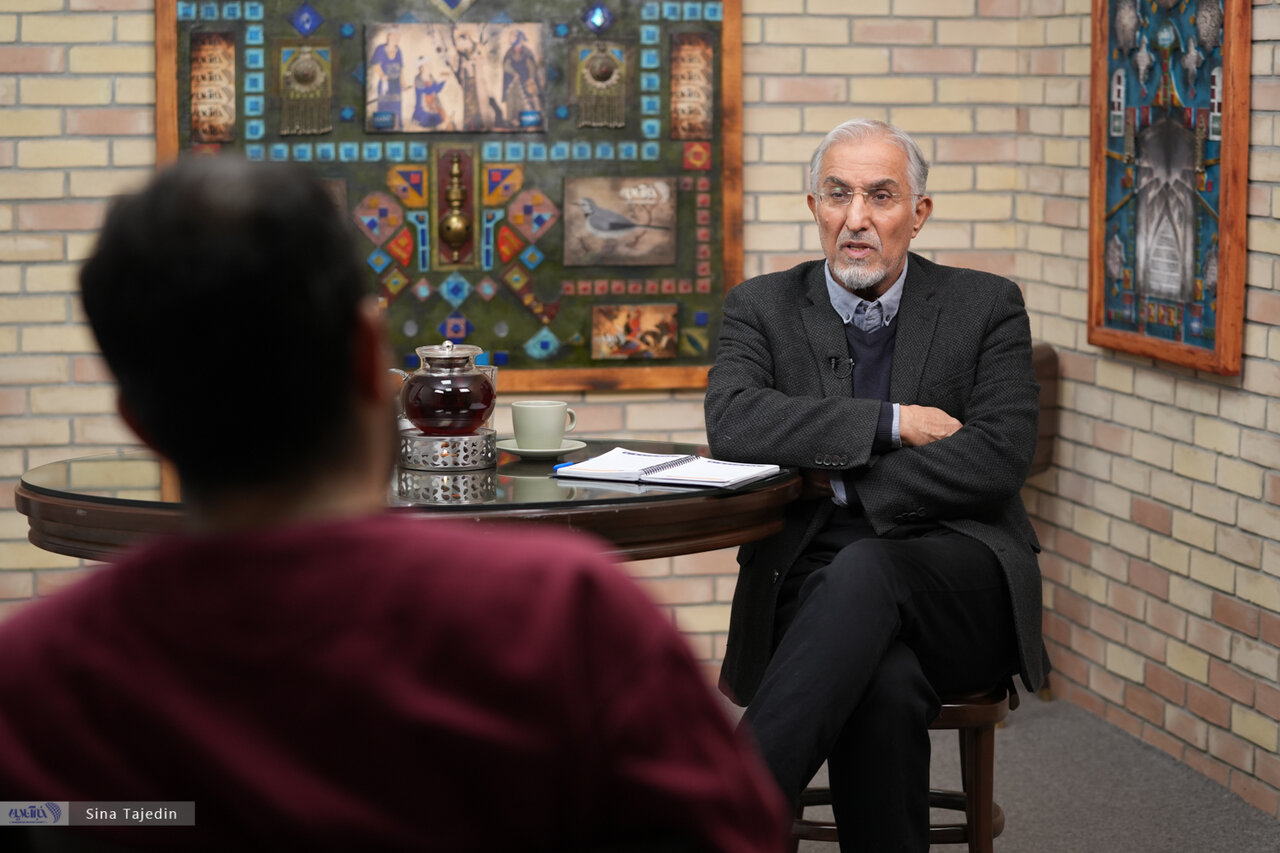 از دلار ۵۸ هزار تومانی تا ۲۷۰ هزار تومان؛ پرسش راغفر از دولت: چرا اداره کشور به گرانتر شدن زندگی مردم گره خورده است؟