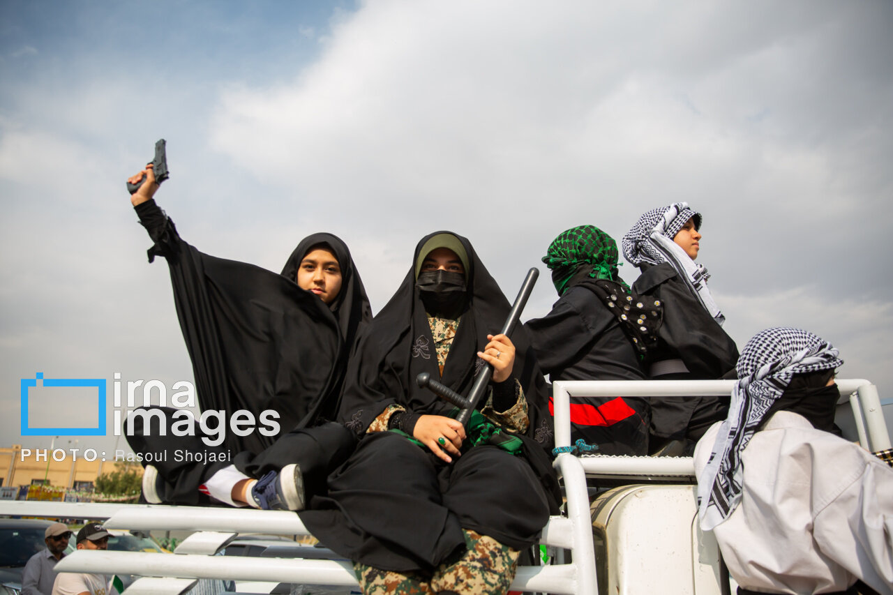 رزمایش جانفدایان در اصفهان؛ زنان با باتوم، اسلحه و کلت/ حسین طائب بدون لباس روحانیت/ تصویر «سرباز در گهواره امام مجتبی خامنهای»/ نقدعلی هم بود + عکس