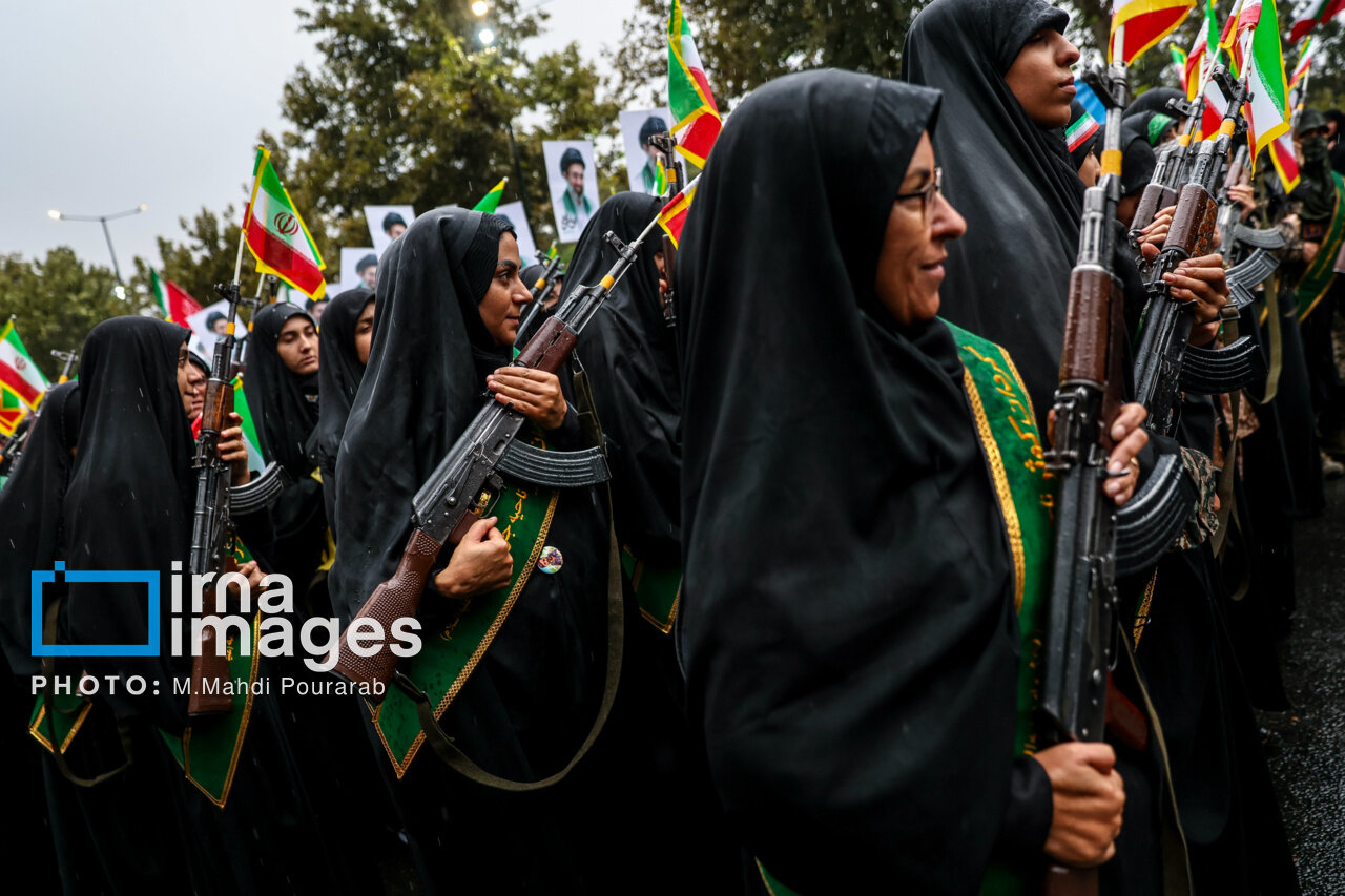 تصاویر رزمایش «جان‌فدایان» در کرج؛ از حضور عروس‌ها و دامادها تا شعارنویسی روی کاغذ و نصب آن بر روی سگ؛ نتانیاهو مثل همین سگ به قلاده می‌کشیمت!