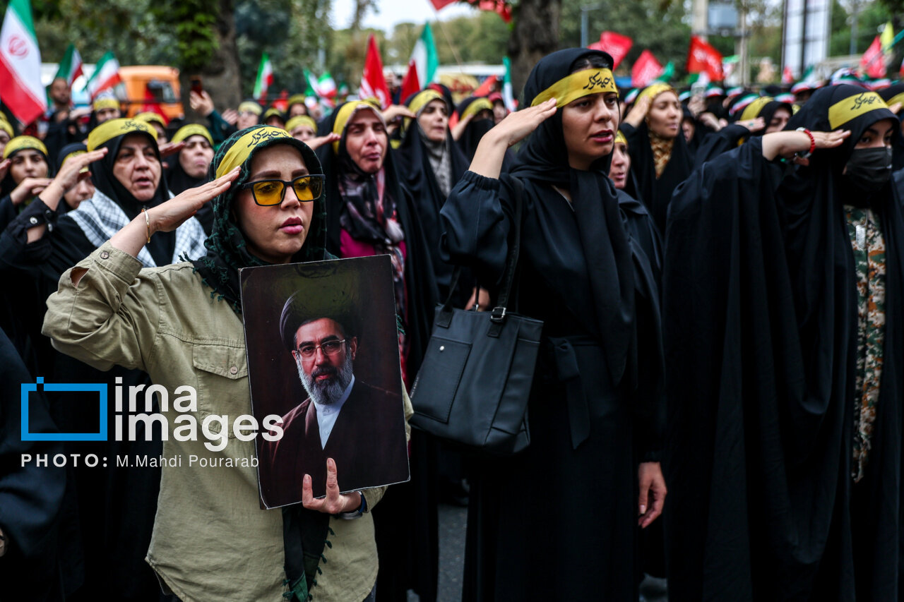 تصاویر رزمایش «جان‌فدایان» در کرج؛ از حضور عروس‌ها و دامادها تا شعارنویسی روی کاغذ و نصب آن بر روی سگ؛ نتانیاهو مثل همین سگ به قلاده می‌کشیمت!