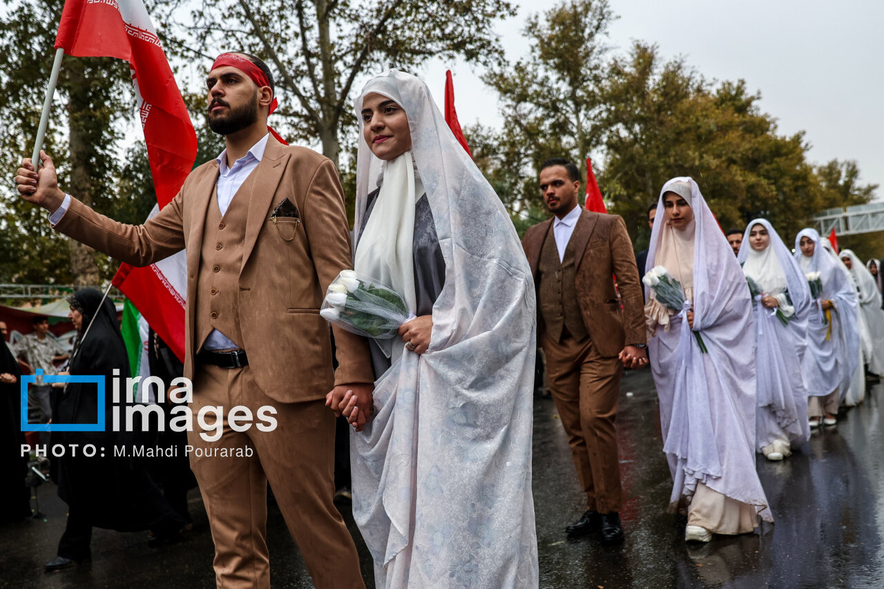تصاویر رزمایش «جان‌فدایان» در کرج؛ از حضور عروس‌ها و دامادها تا شعارنویسی روی کاغذ و نصب آن بر روی سگ؛ نتانیاهو مثل همین سگ به قلاده می‌کشیمت!