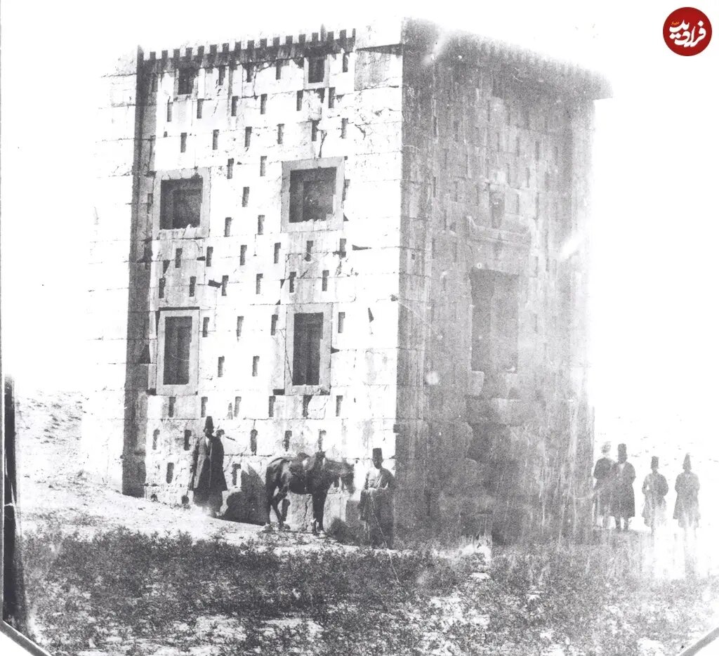 مردان قاجاری در کنار کعبه زرتشت / عکس