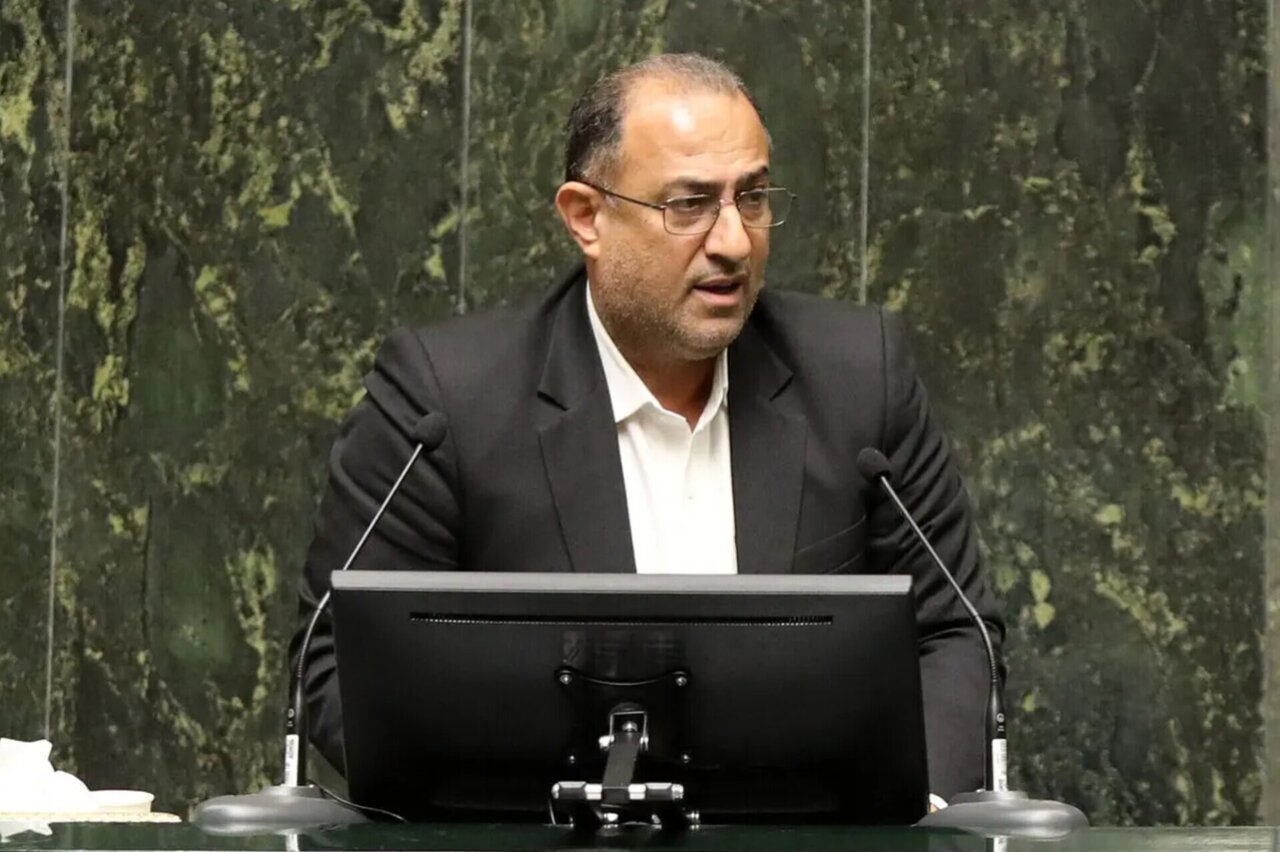 دولت باید افزایش حقوق کارمندان را با لایحه دنبال کند و شورای عالی کار را برای ترمیم دستمزد کارگران فرا بخواند/ توپ در زمین دولت است