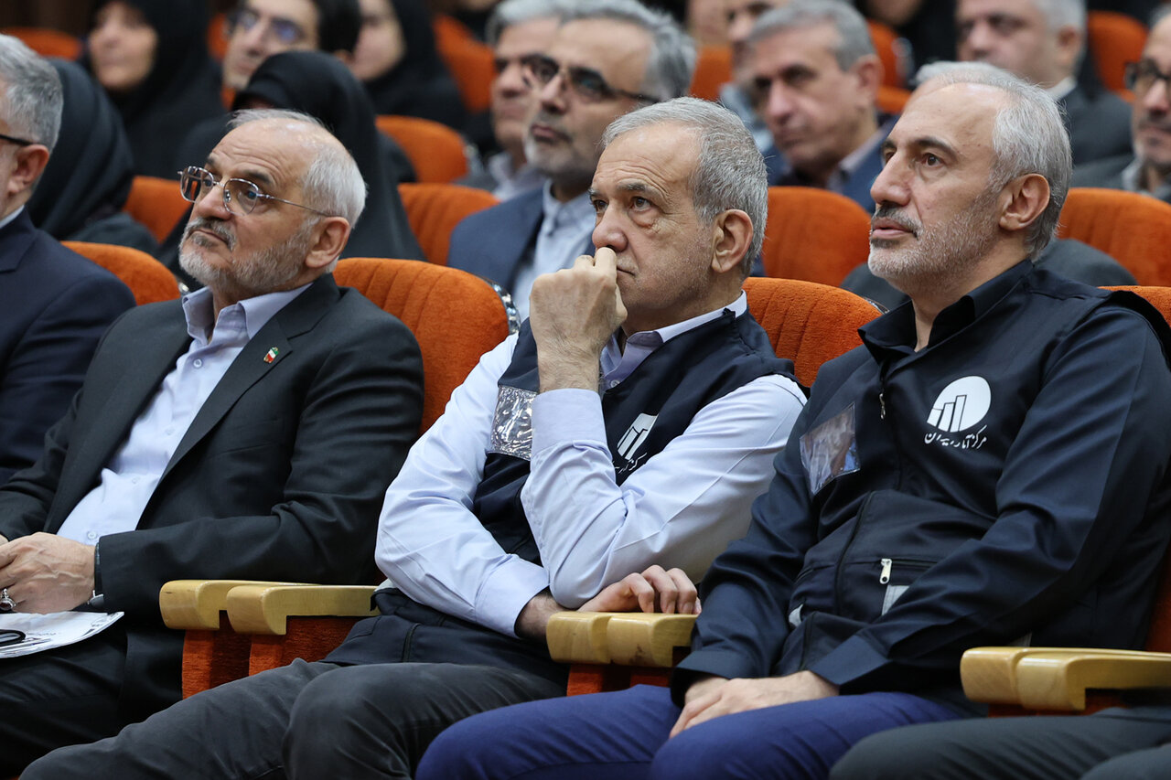 پزشکیان با پوشش متفاوت به آیین آغاز سرشماری نفوس و مسکن ۱۴۰۵ رفت + عکس